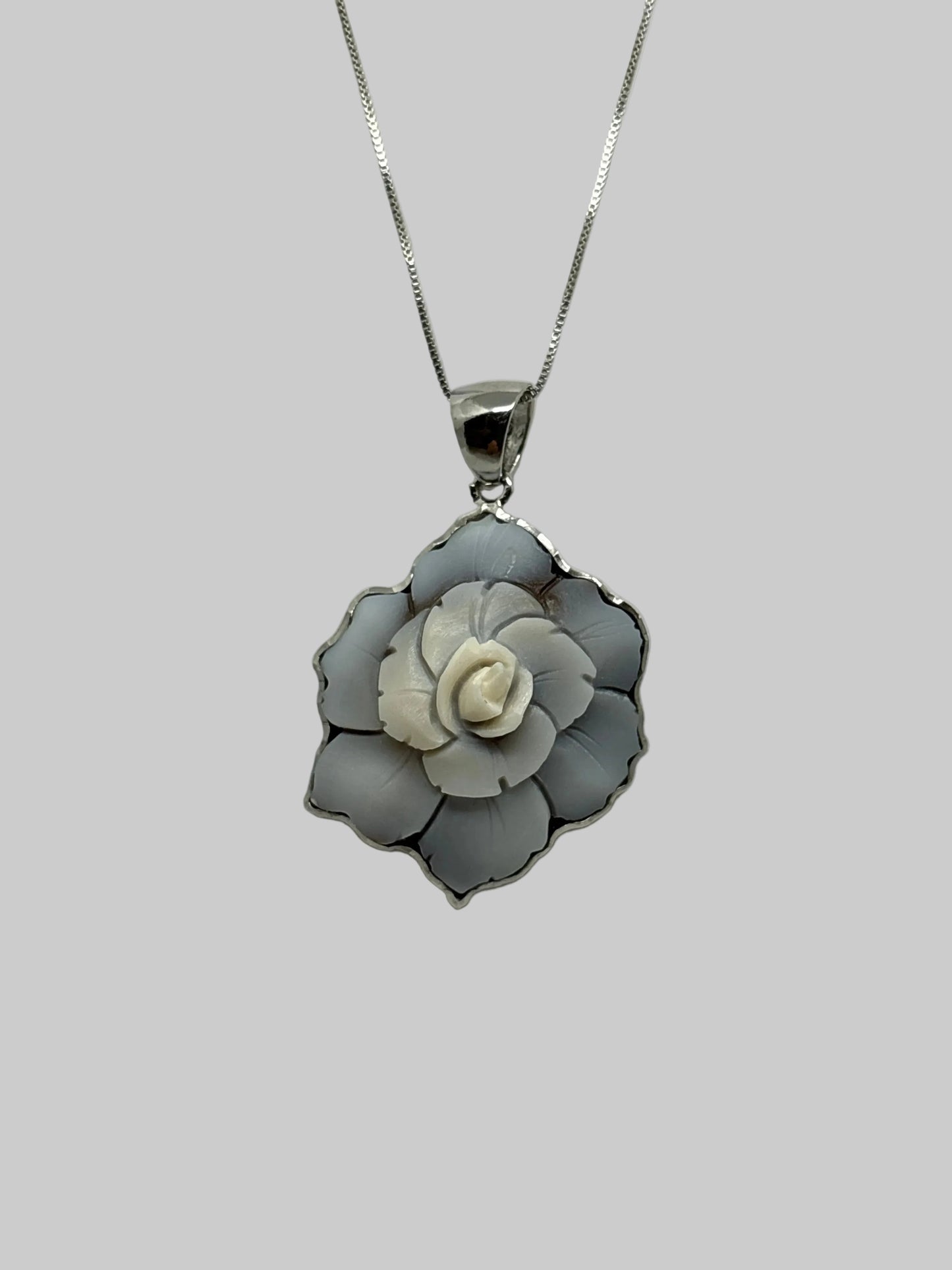Pendente in Cammeo incisione "Fiore"