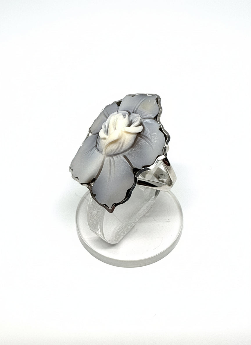 Anello in Cammeo con Fiore in Rilievo