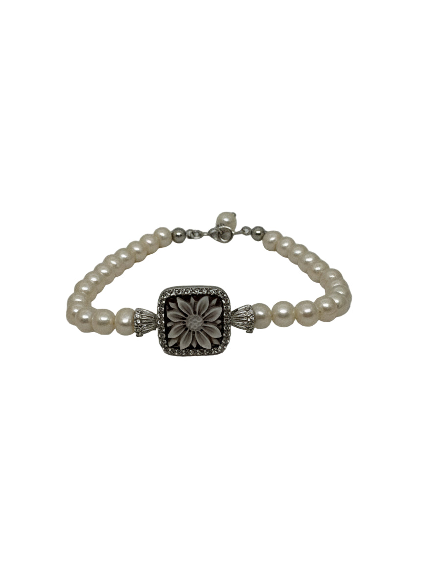 Bracciale in Perle e Cammeo incisione "Fiore"