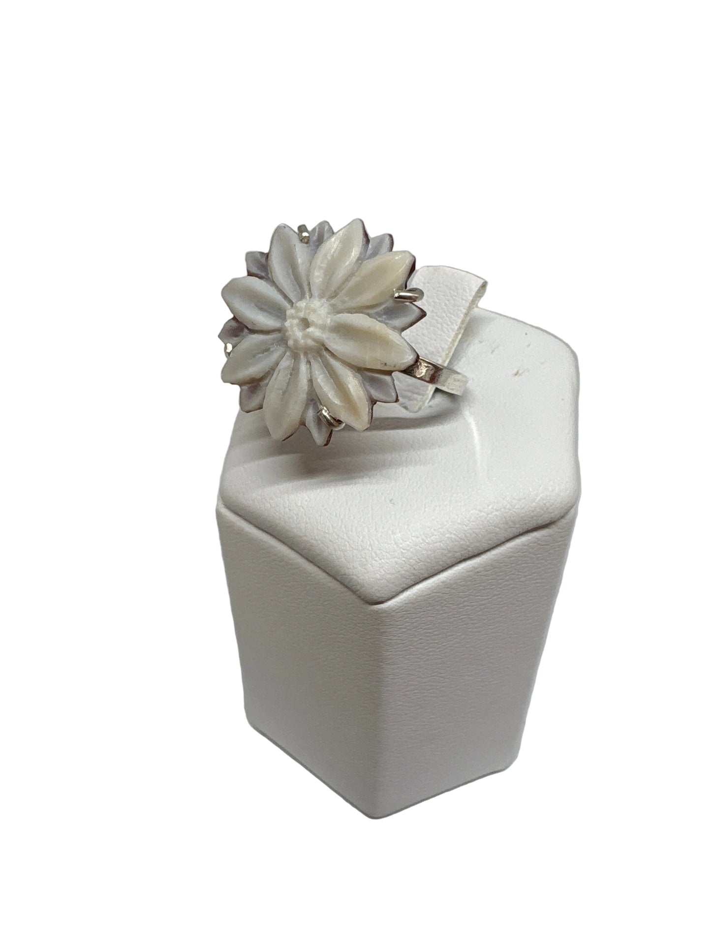 Anello in Cammeo incisione Fiore Sfioccato