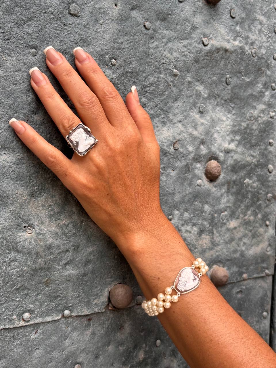 Anello Cammeo Artistico Profilo di Donna con Dettaglio della Mano