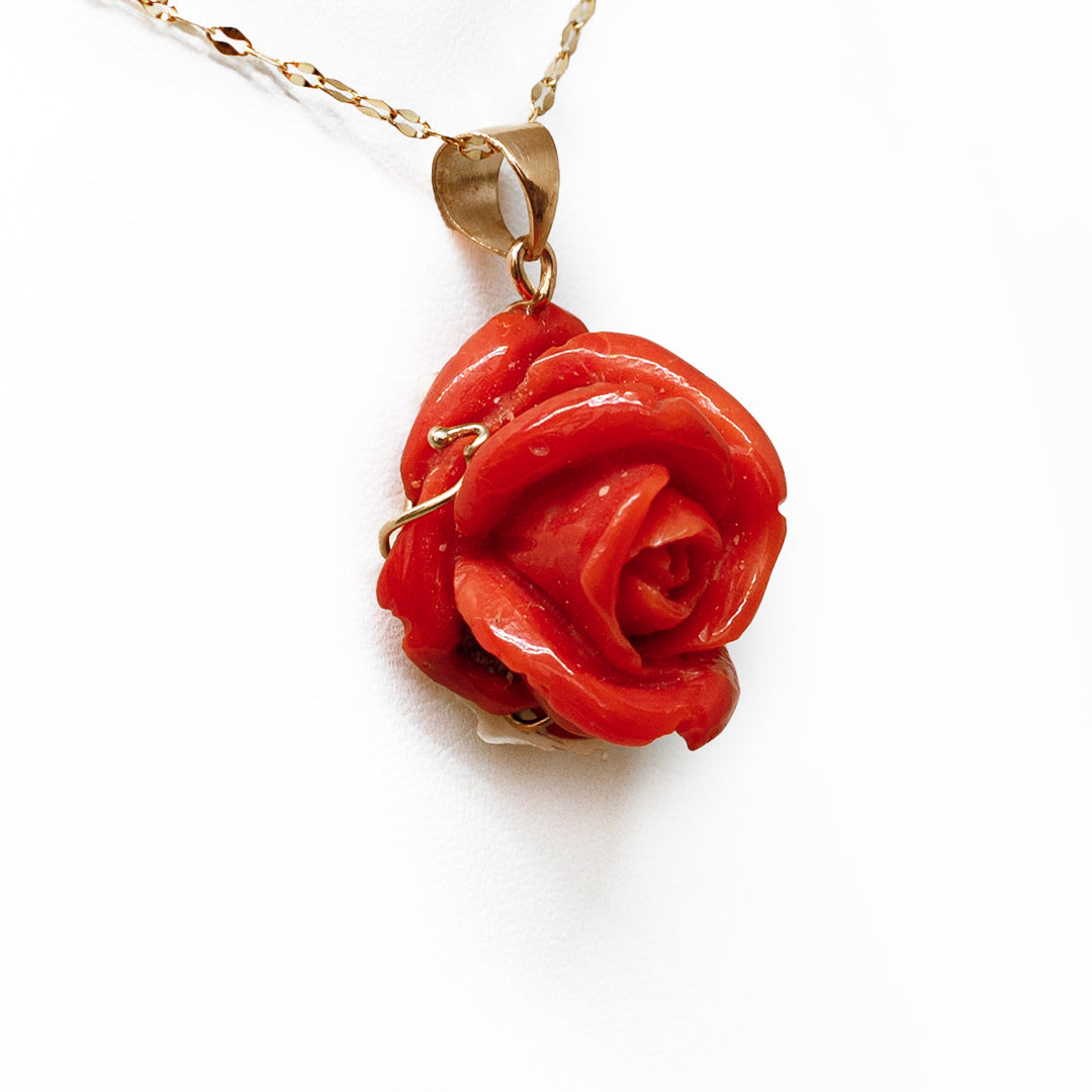 Pendente-Corallo- Incisione-Rosa-in- Oro