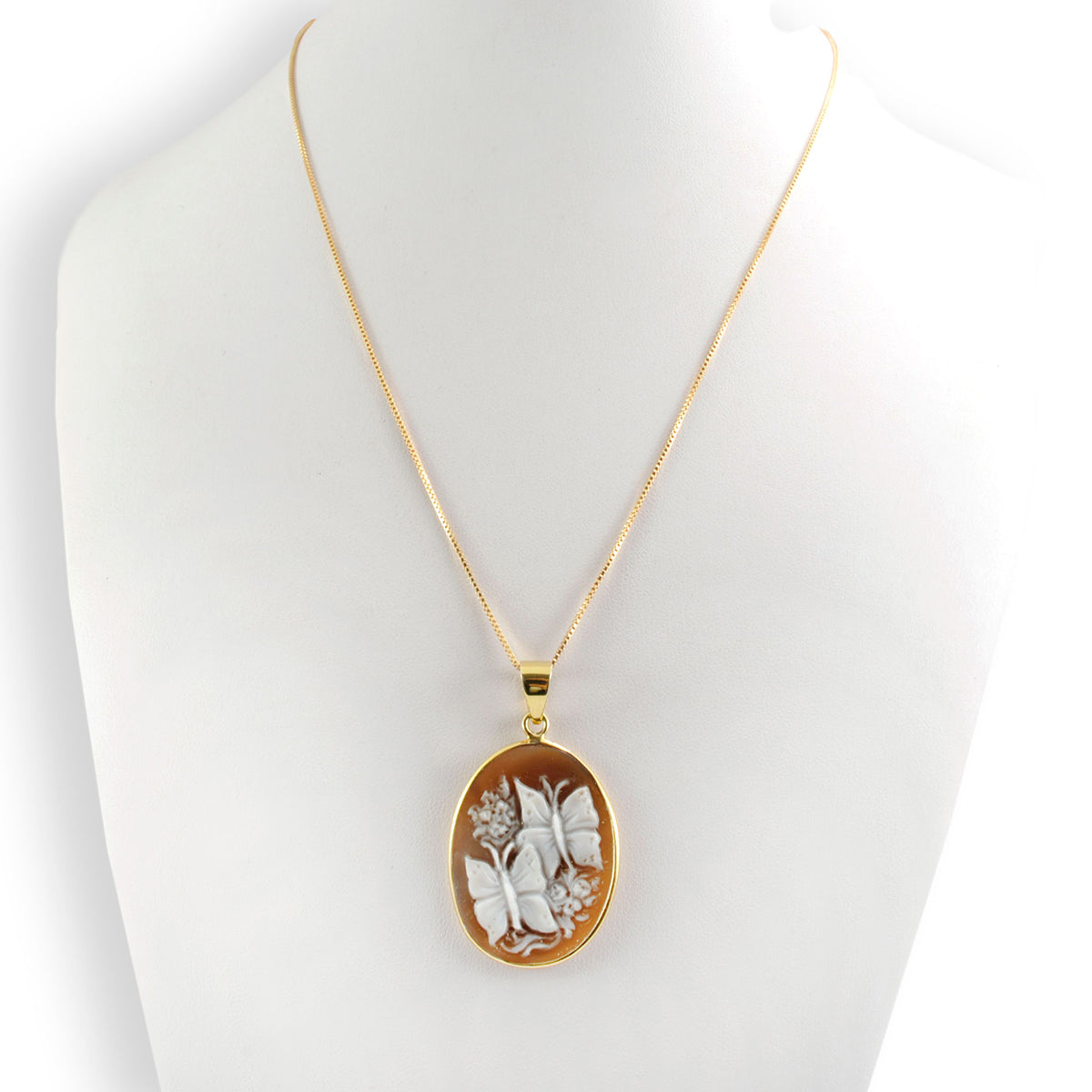 Pendant with cameo engraving butterflies