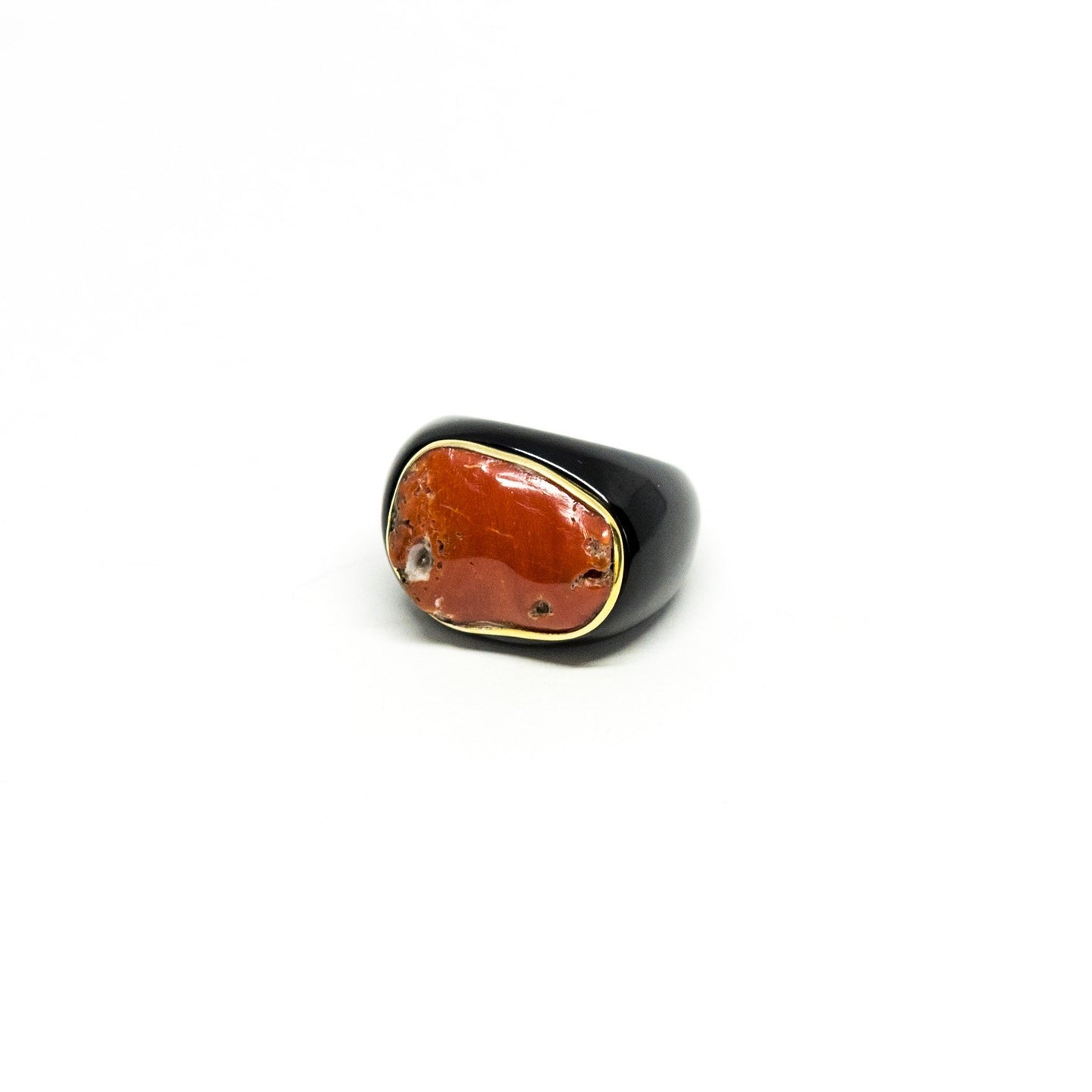 Anello in Pasta nera e Corallo Rosso
