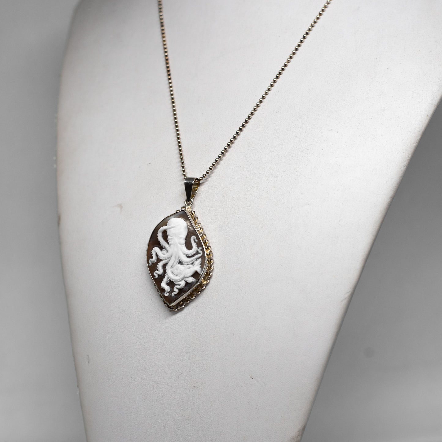 Pendente-Cammeo-Incisione-Polipo