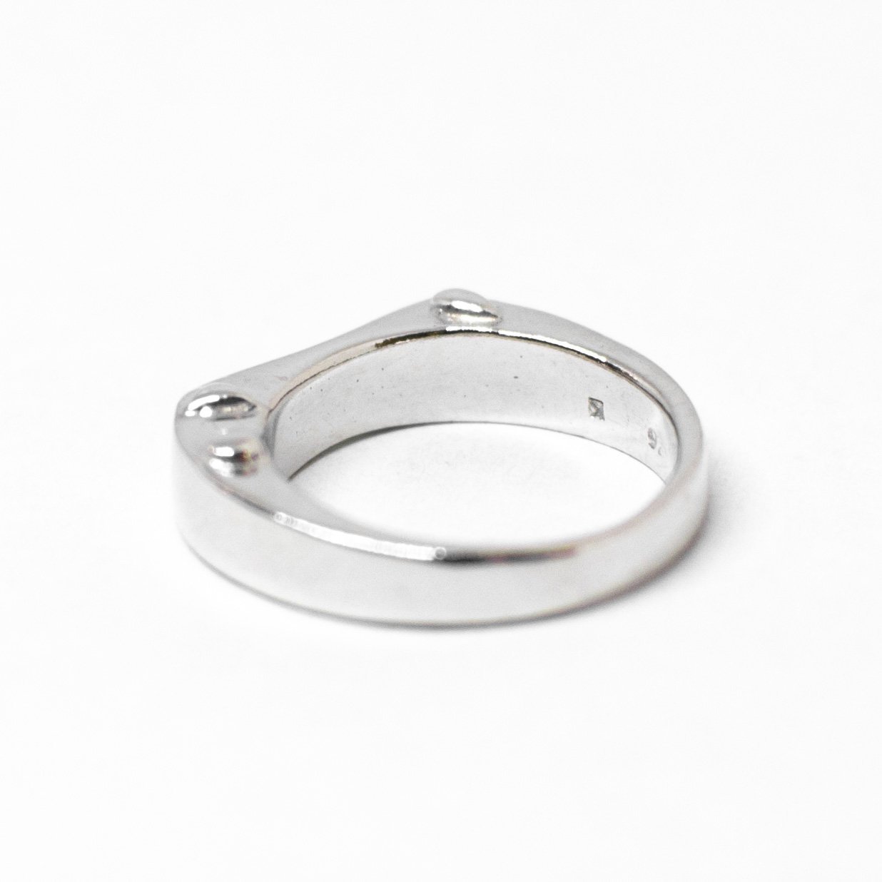 Ring entirely in silver