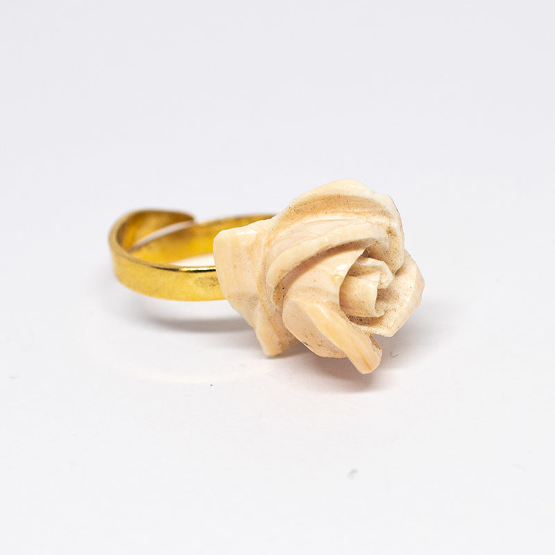 Anello di Conchiglia con Rosa in Rilievo