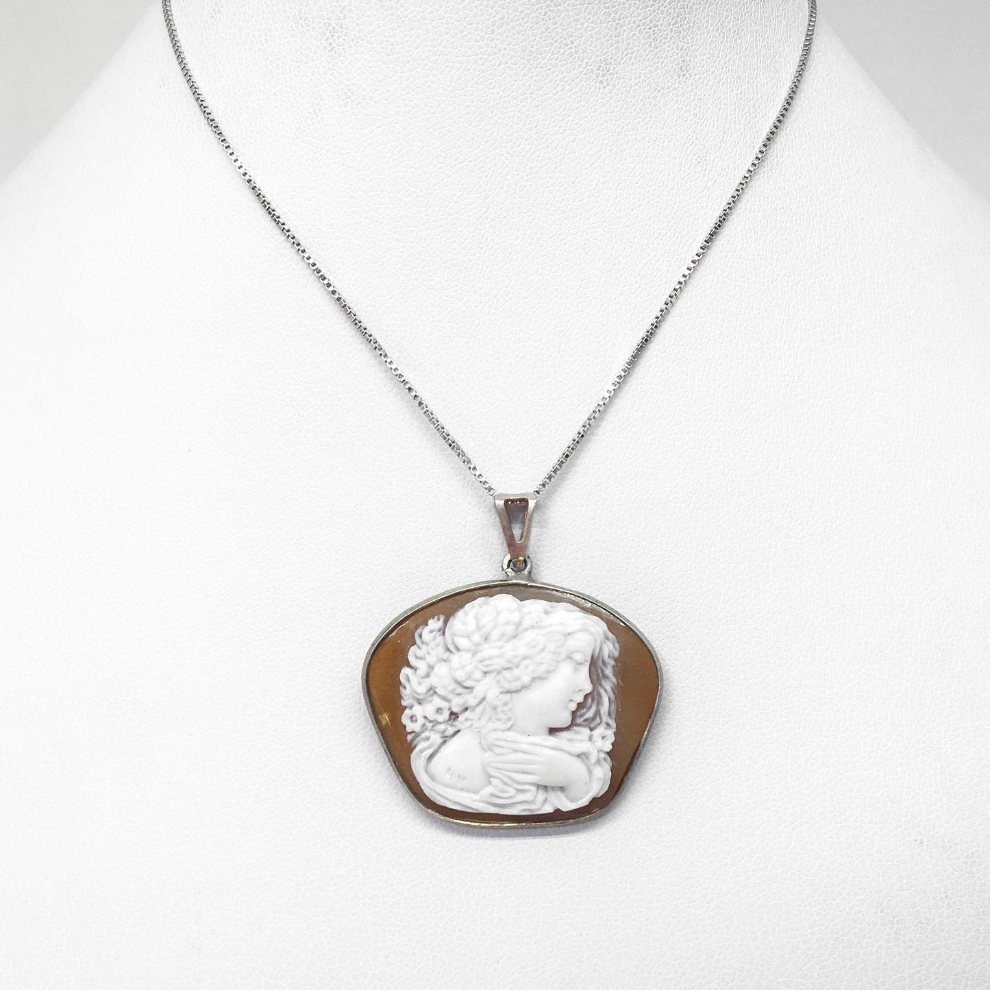 Pendente Cammeo Artistico Profilo Donna con Mano