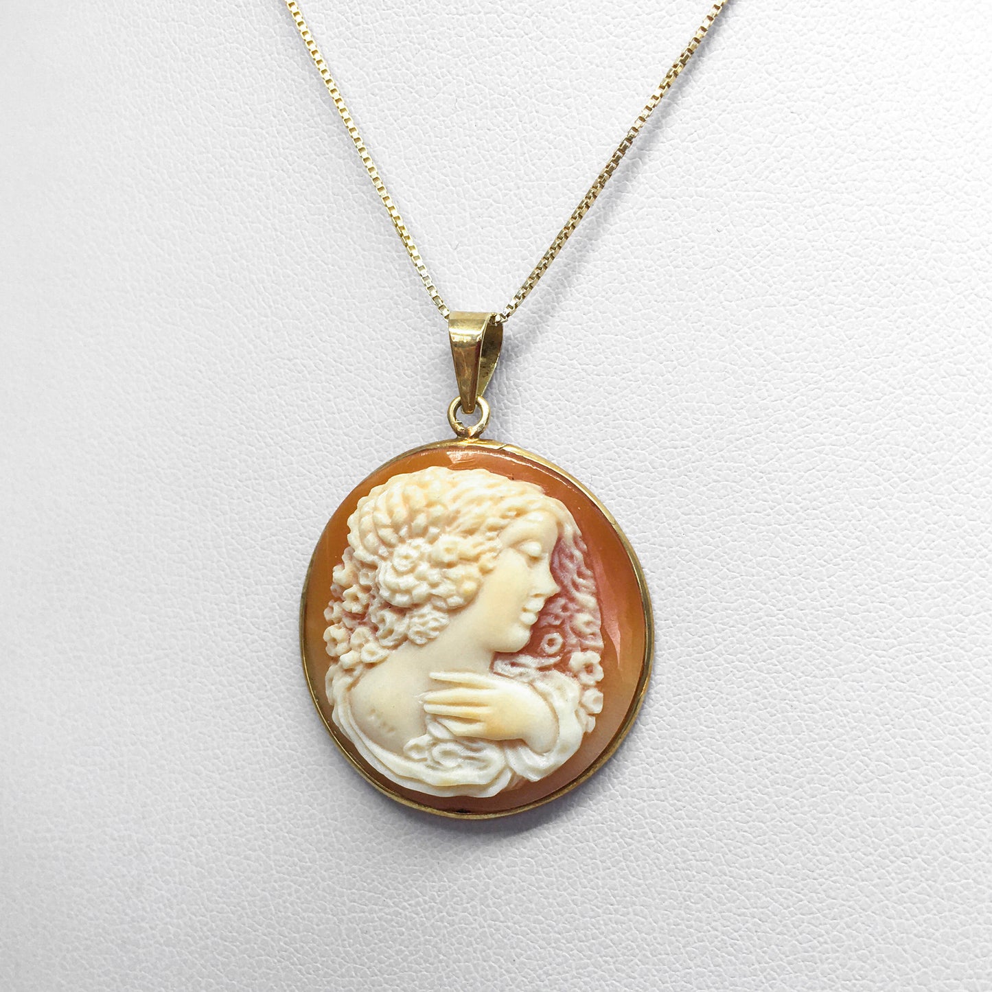 Pendente Cammeo Artistico Profilo Donna con Mano