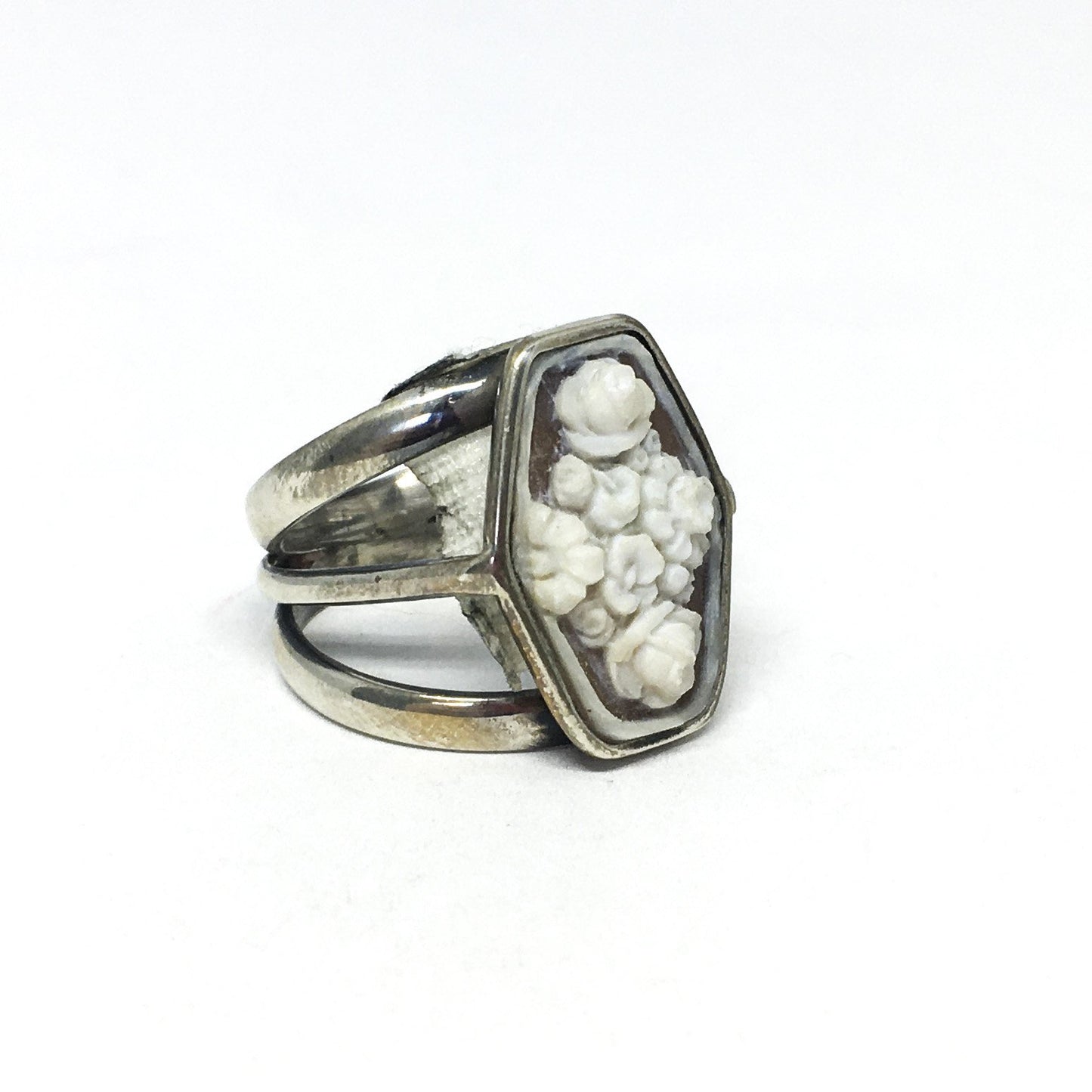 Cameo ring engraving flowers