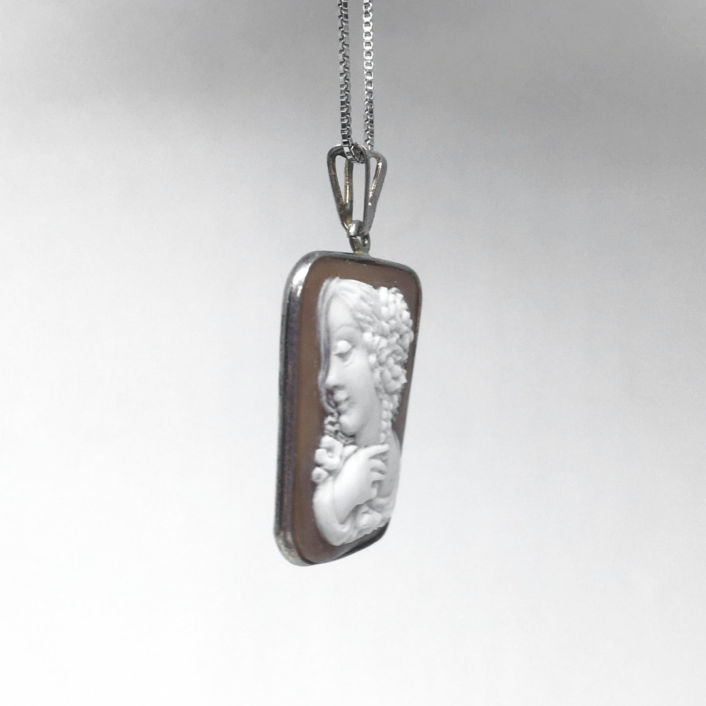 Pendente Cammeo Profilo Donna con Mano