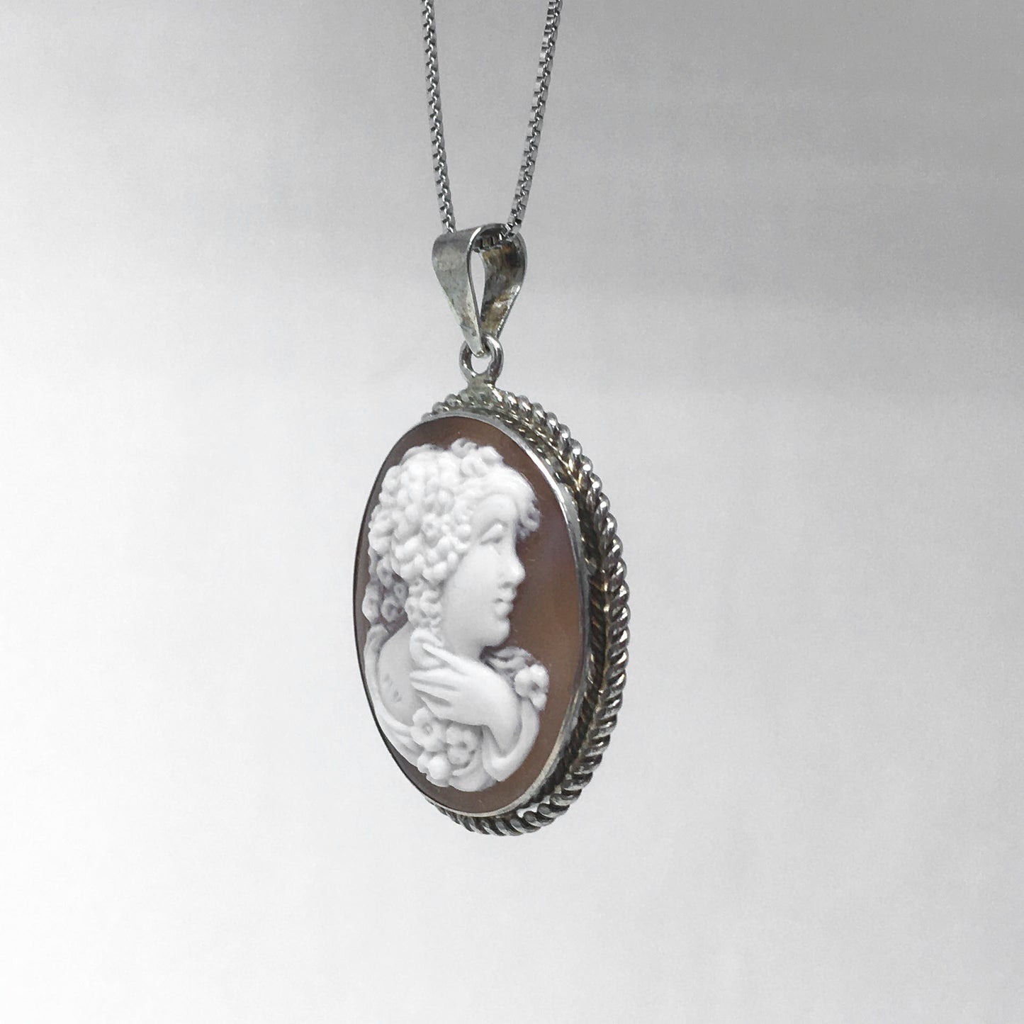 Pendente Cammeo Profilo Donna con Mano