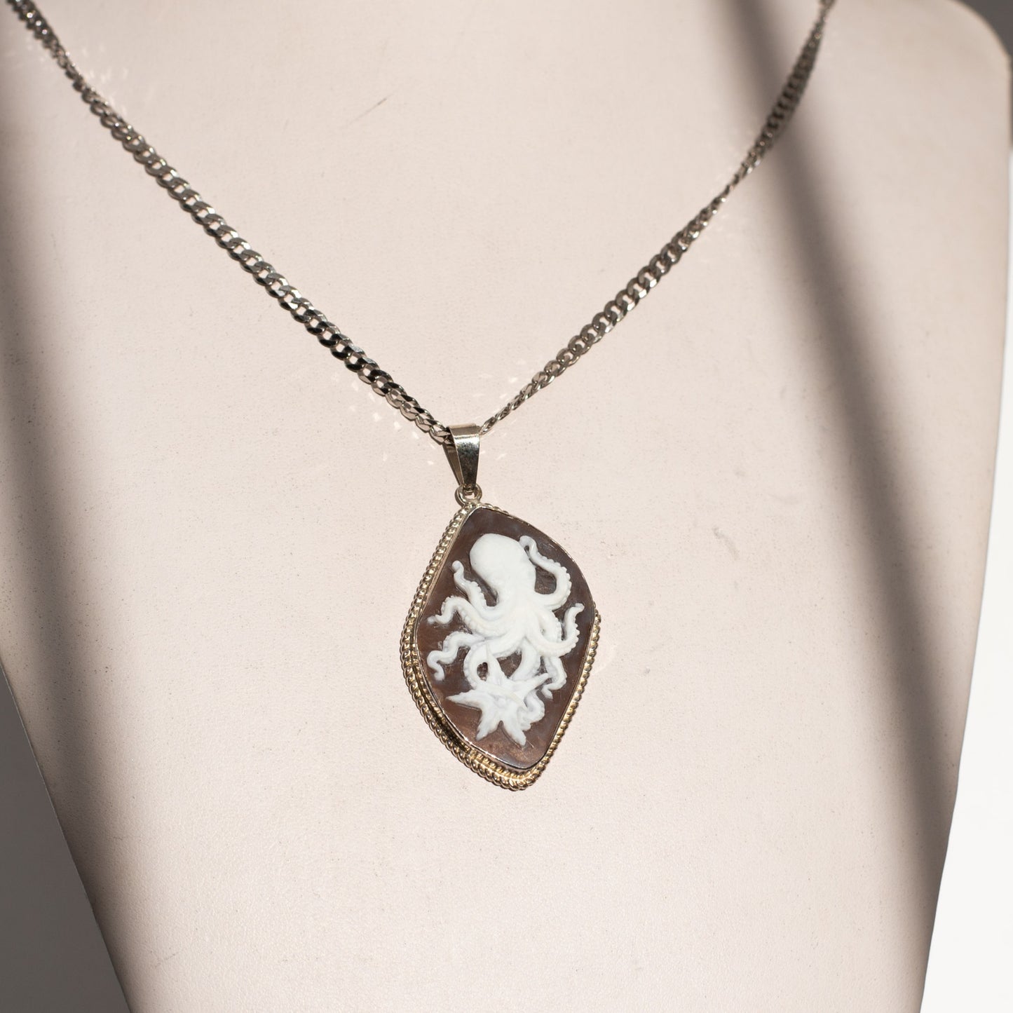 Pendente-Cammeo-Incisione-Polipo
