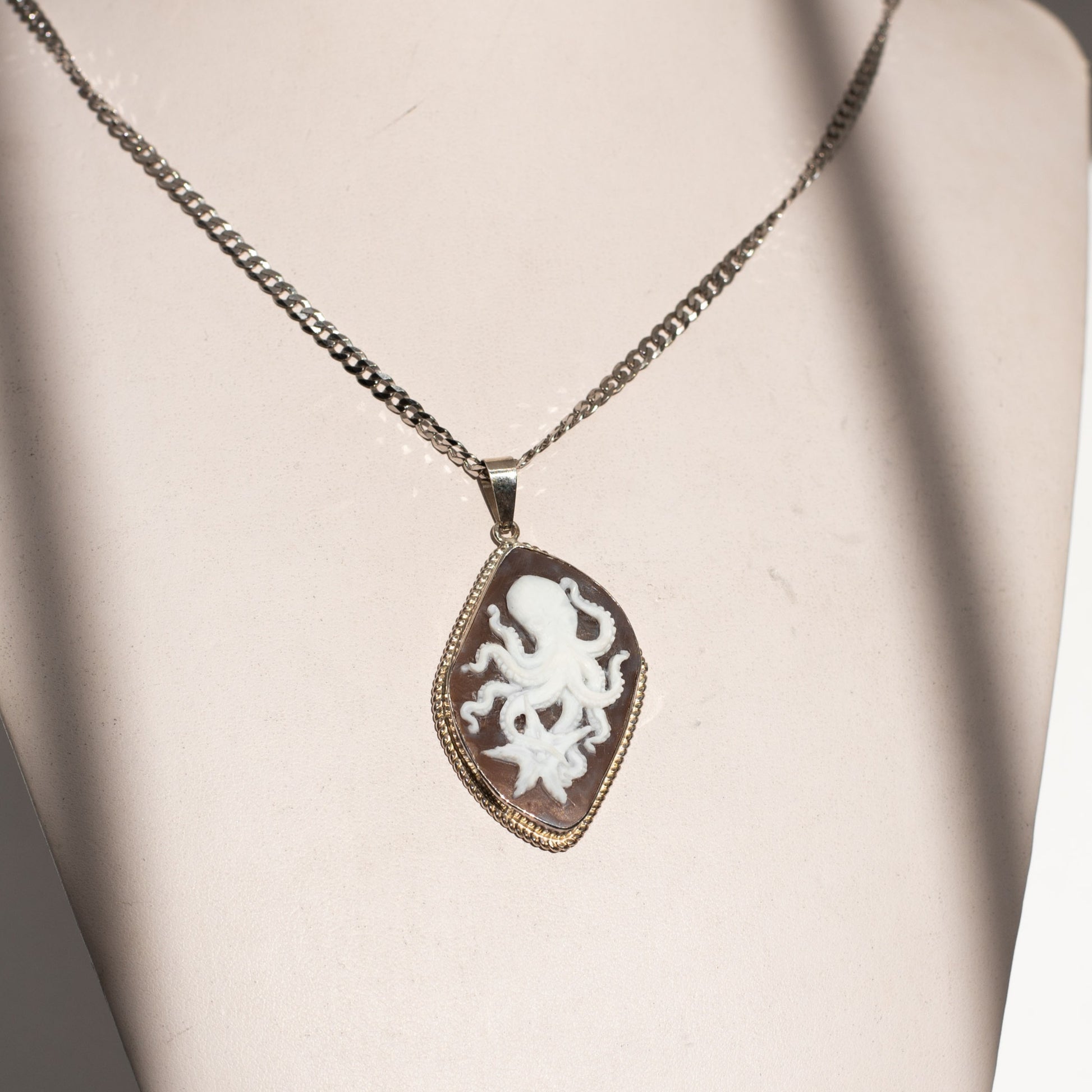 Pendente-Cammeo-Incisione-Polipo