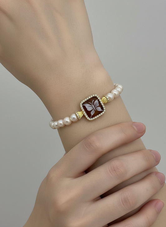 Bracciale in Perle e Cammeo incisione "Farfalla"