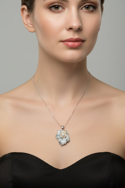 Pendente in Cammeo incisione "Fiore"