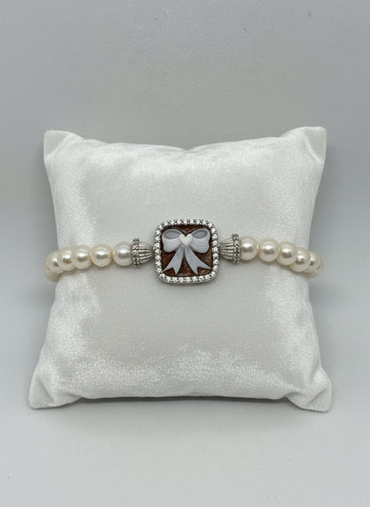 Bracciale in Perle e Cammeo incisione "Fiocco"