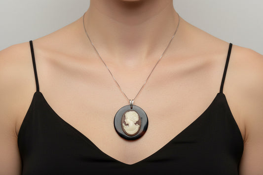 Pendente in Pinna Nobilis incisione "Profilo di Donna"