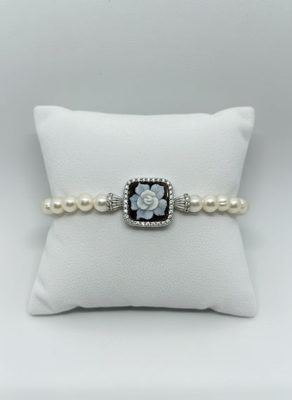 Bracciale in Perle e Cammeo incisione "Fiore"