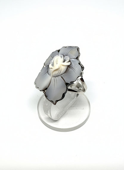 Anello in Cammeo con Fiore in Rilievo