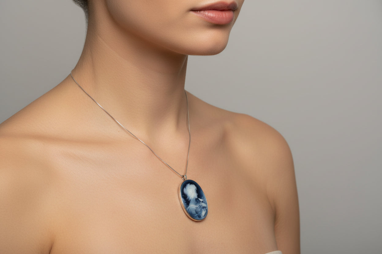 Pendente Spilla in Agata incisione "Donna con Uccellino)