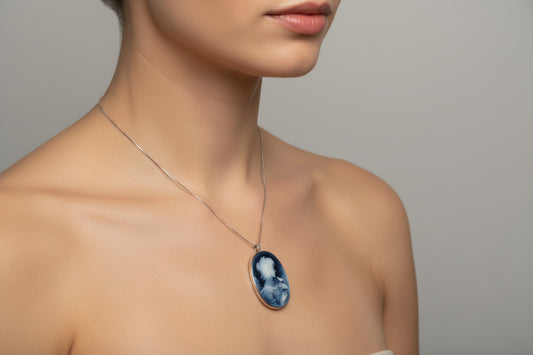 Pendente Spilla in Agata incisione "Donna con Uccellino)