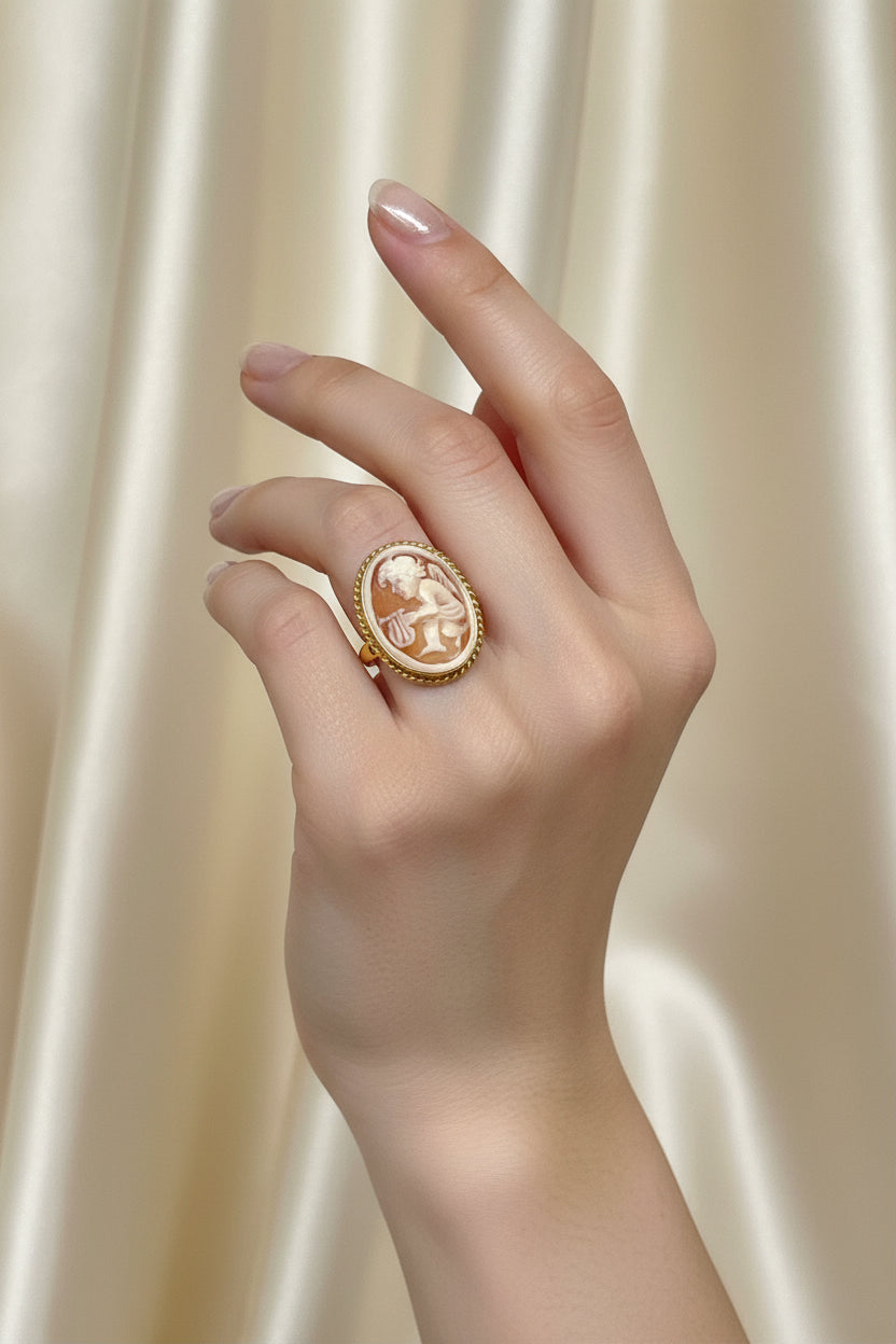Anello in Cammeo incisione Putto con Arpa