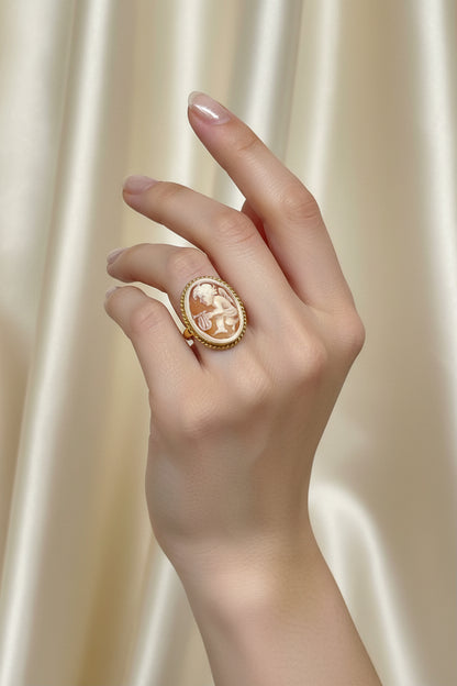 Anello in Cammeo incisione Putto con Arpa
