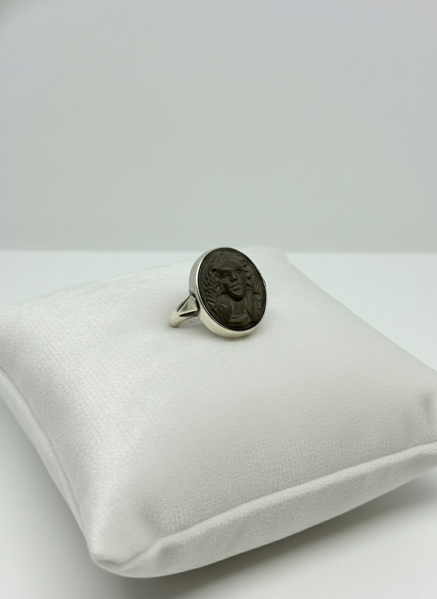 Anello in Cammeo e Pietra Lavica "Putto"