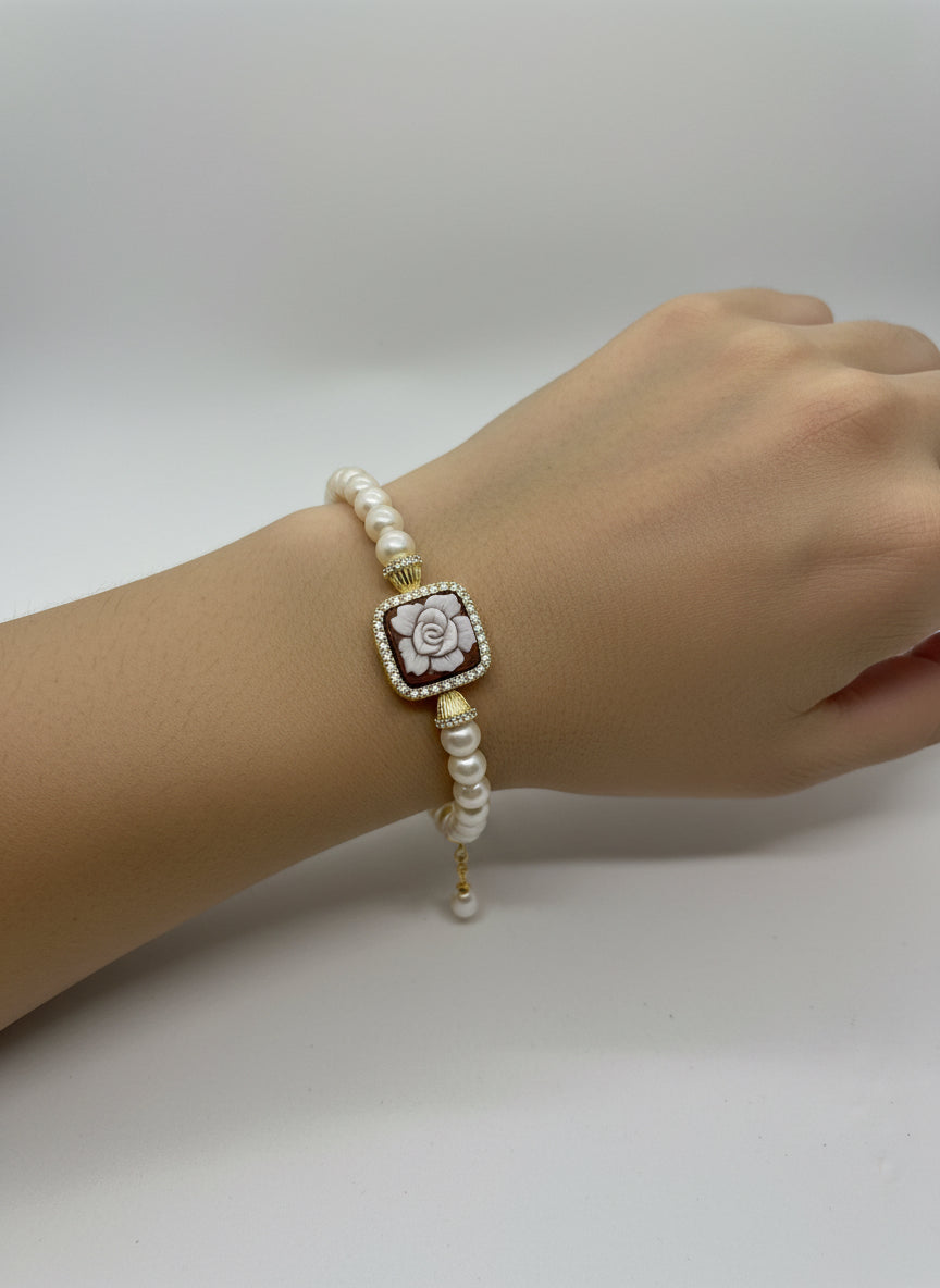 Bracciale in Perle e Cammeo incisione "Fiore"