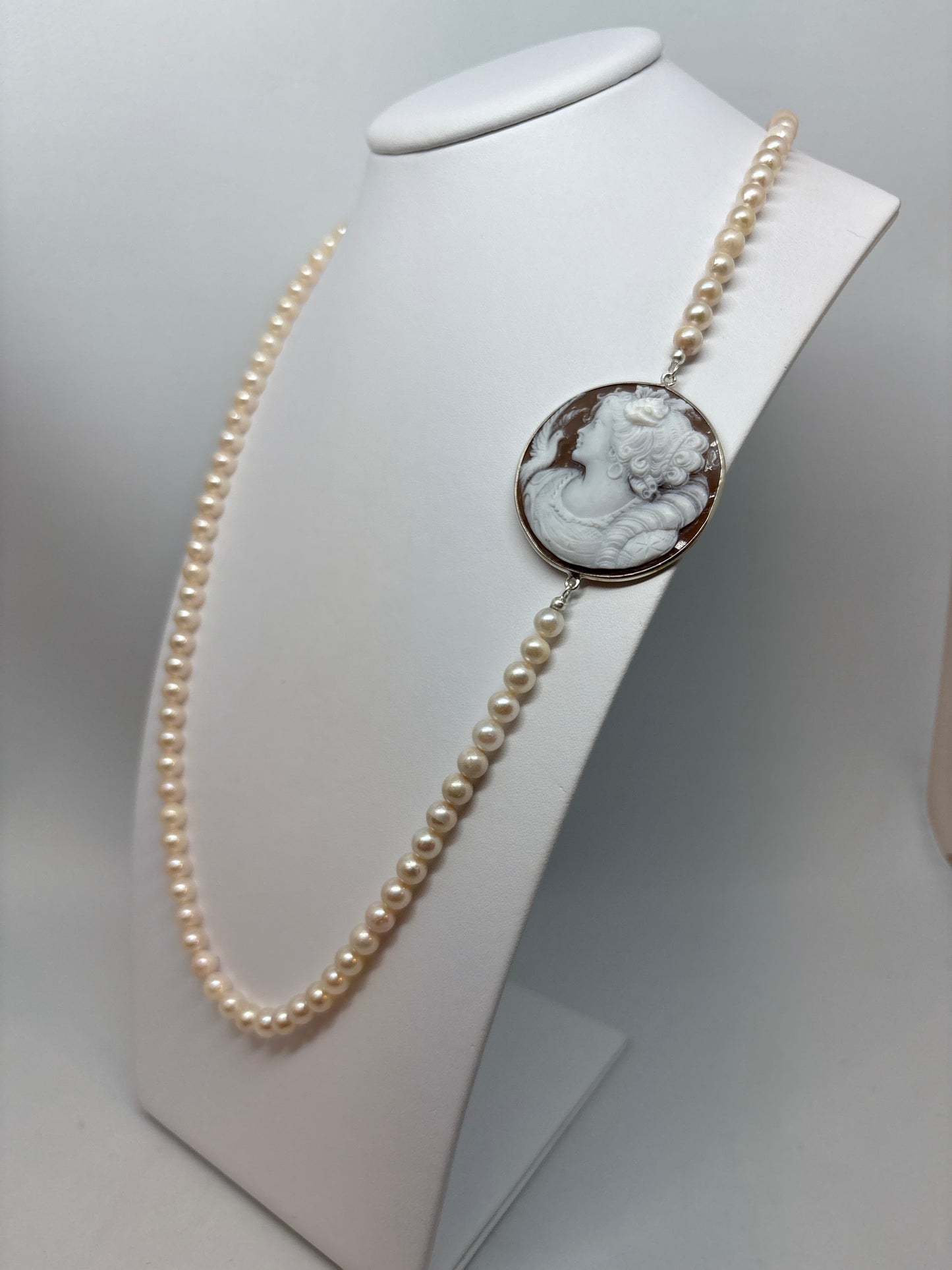 Collana in Perle e Cammeo incisione "Donna con Colomba"