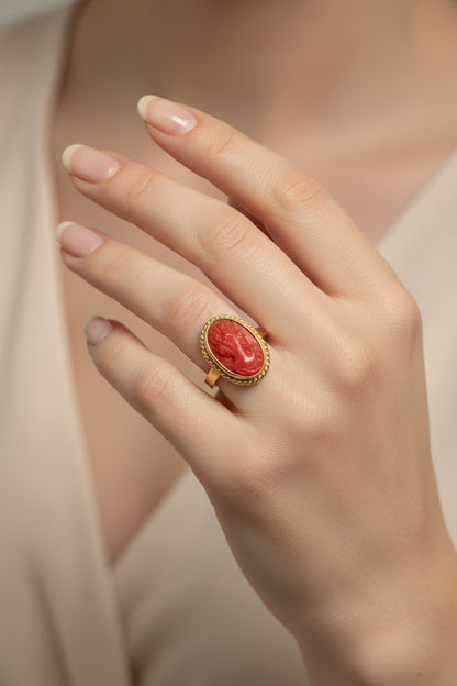 Anello in Corallo incisione Volto di Donna