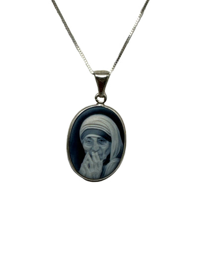 Pendente in Agata raffigurante Madre Teresa di Calcutta