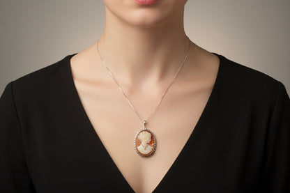 Pendente in Cammeo incisione "Profilo di Donna".