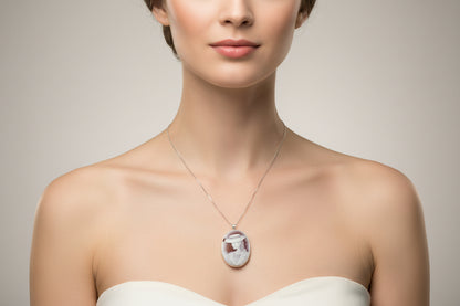 Spilla Pendente in Agata "Raffigurante Donna con Cappello"