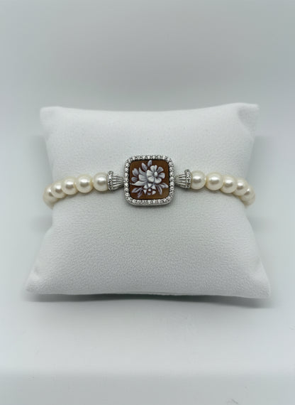 Bracciale in Perle e Cammeo incisione "Fiore"