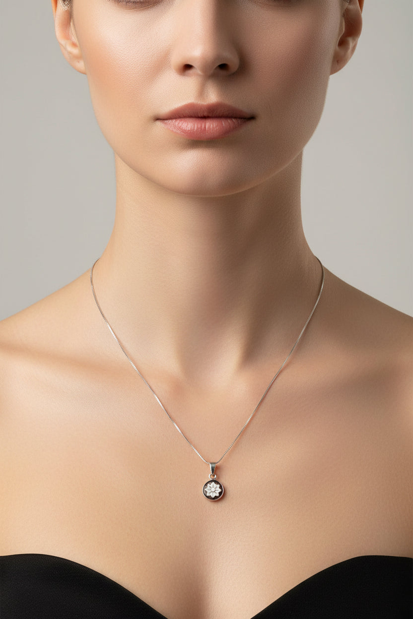 Pendente in Cammeo incisione “Fiore”