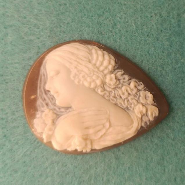 Cammeo Nudo Artistico Profilo di Donna con Dettaglio della Mano