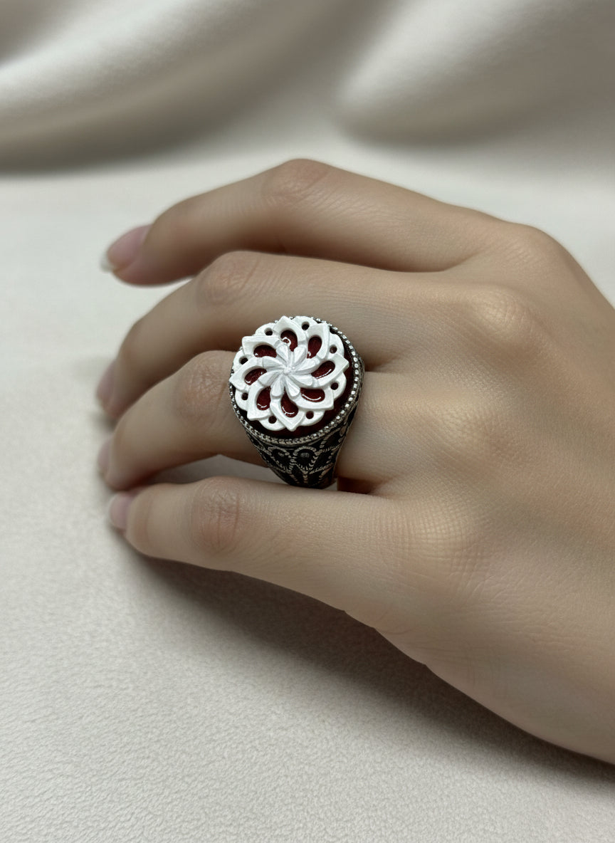 Anello in Agata e Madreperla Incisione "Fiore"