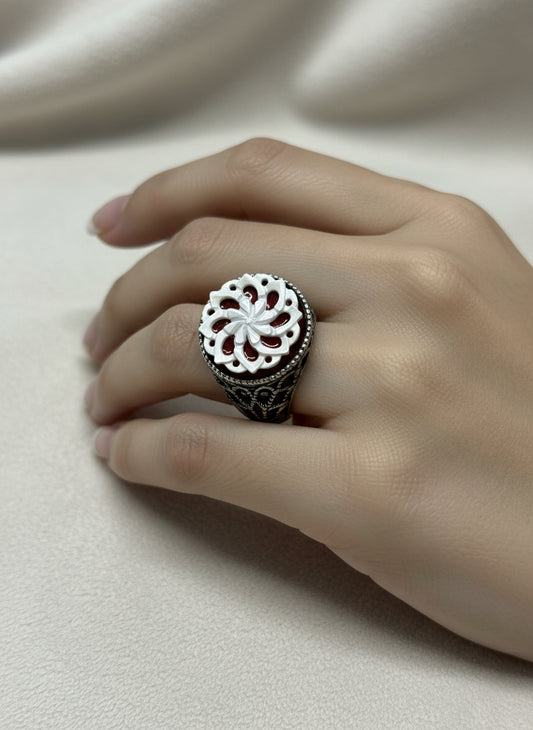 Anello in Agata e Madreperla Incisione "Fiore"