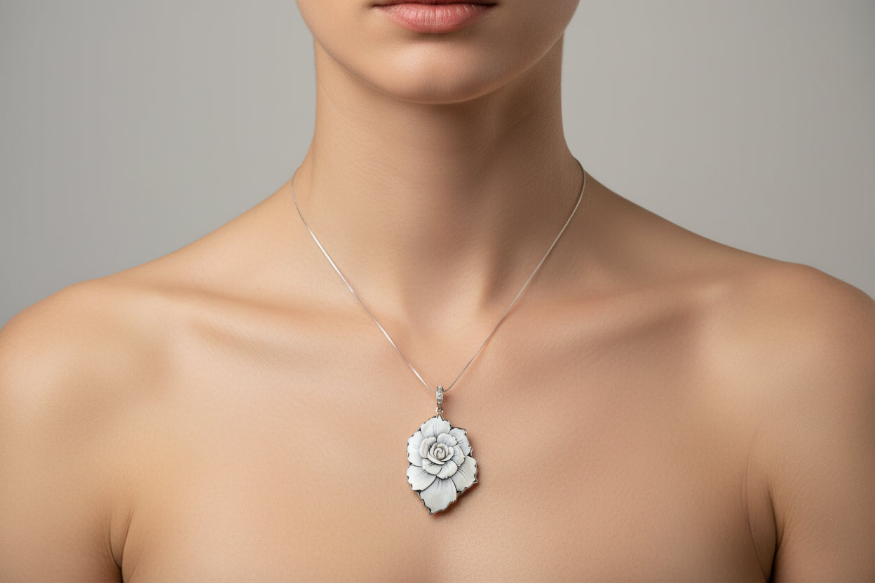 Pendente in Cammeo incisione "Fiore"