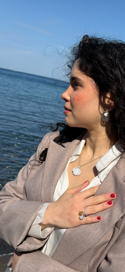 Anello con Charms in Cammeo e Argento incisione "Fiori"