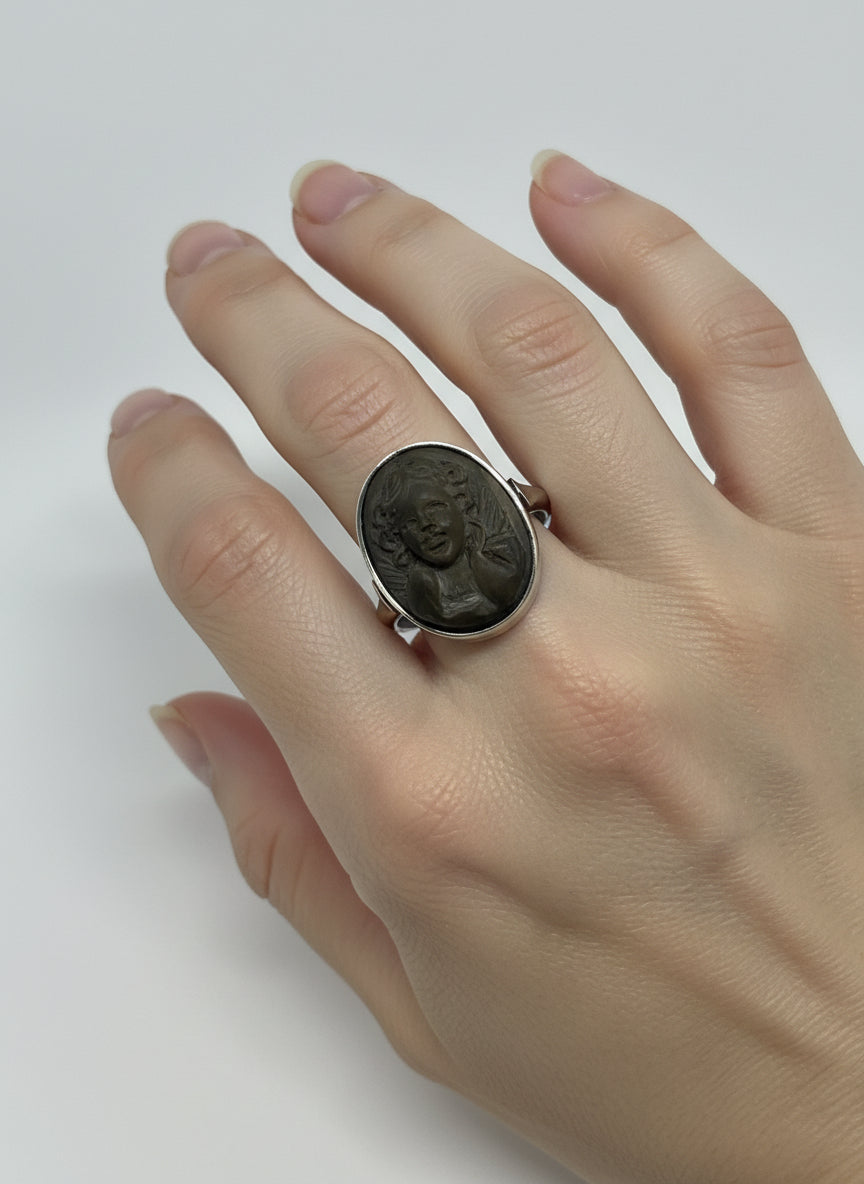 Anello in Cammeo e Pietra Lavica "Putto"