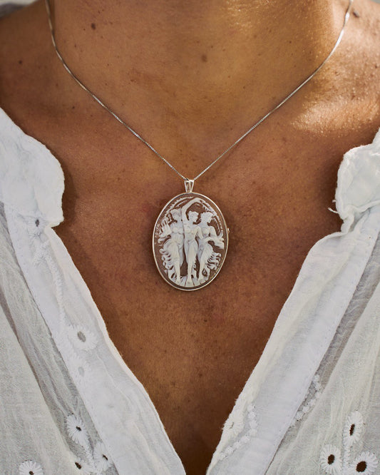 Spilla Pendente in Cammeo “Le Tre Grazie”