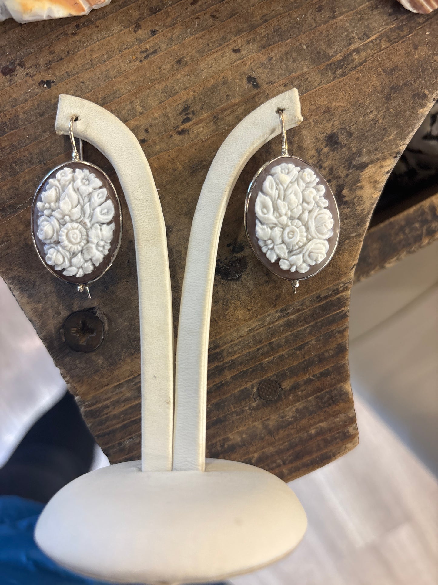 Orecchini pendenti in cammeo artistico