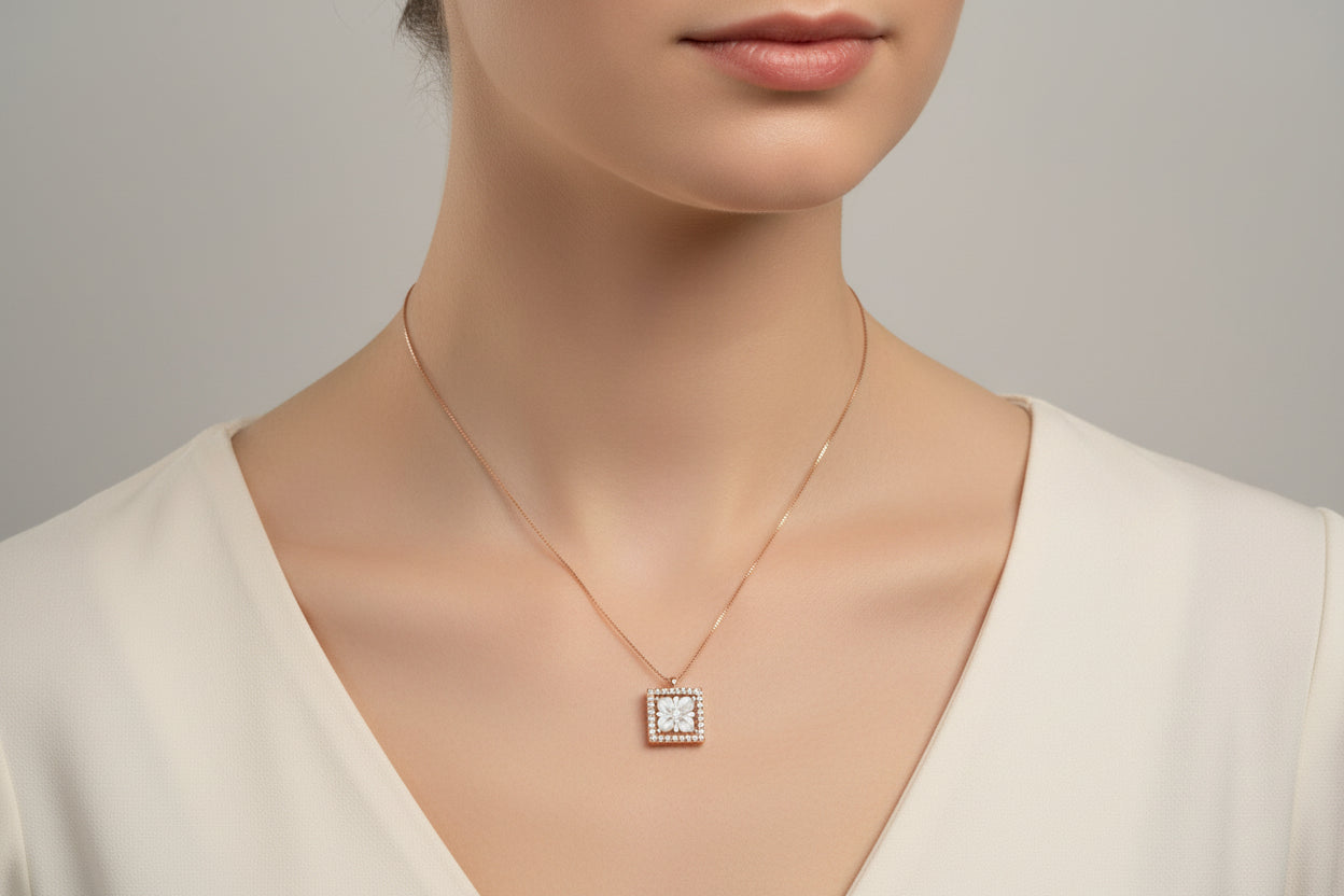 Collana in Cammeo incisione "Fiore”