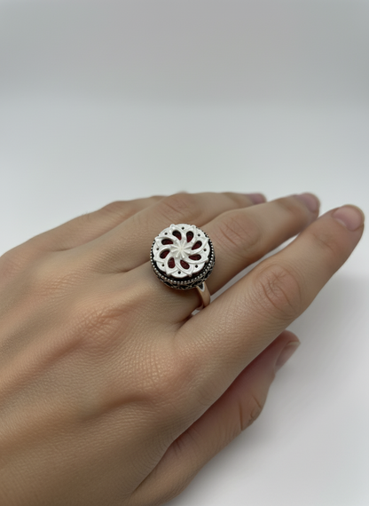 Anello in Agata e Madreperla Incisione "Fiore"