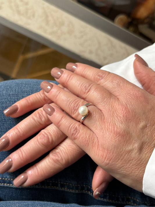 Anello con Perla Centrale