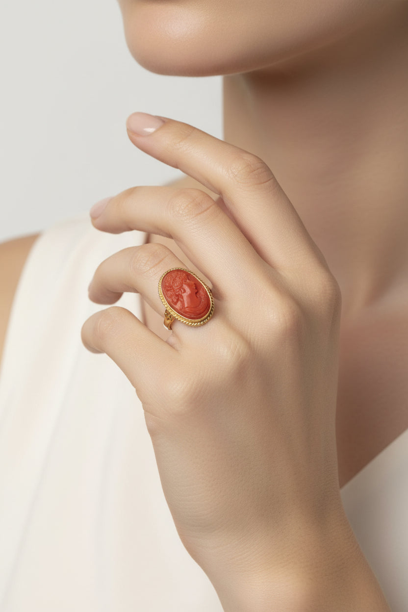 Anello in Corallo incisione Volto di Donna