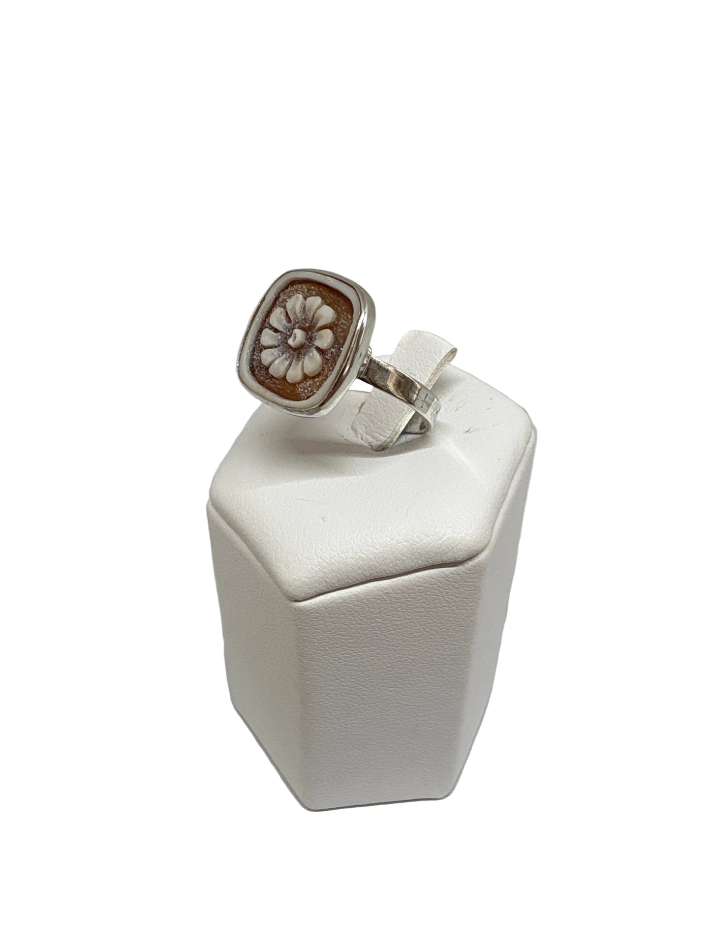 Anello in Cammeo incisione Fiore